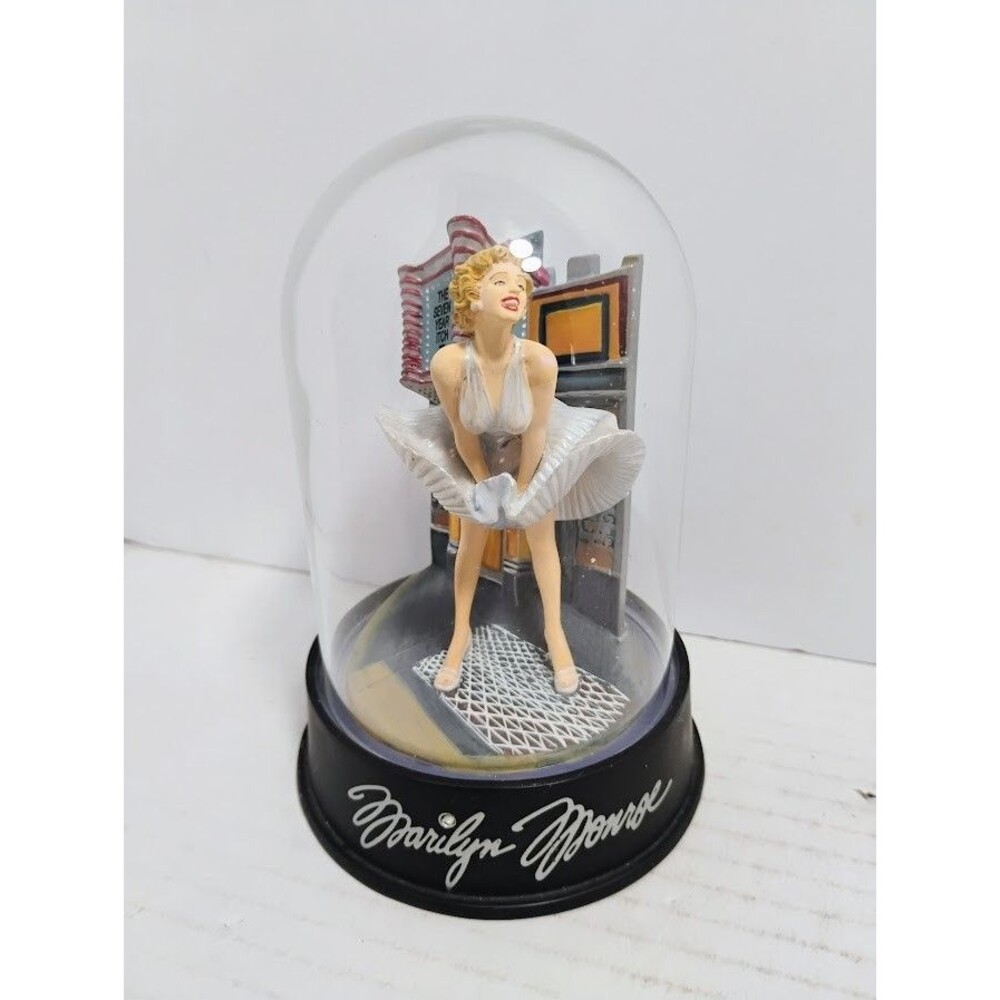 THE FRANKLIN MINT MARILYN MONROE THE SEVEN YEAR ITCH RESIN FIGURE W GLASS DOME